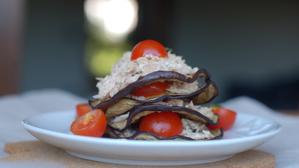 Melanzane grigliate con salsa al tonno e pomodorini