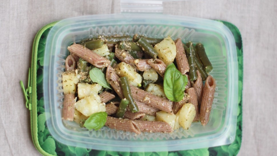 Penne al farro con pesto, patate e fagiolini