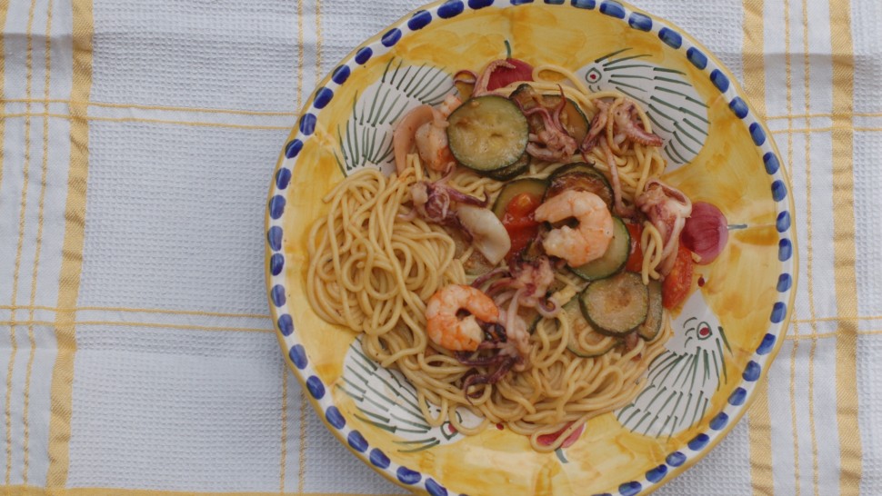 Spaghetti con frutti di mare pomodorini e zucchine saltate
