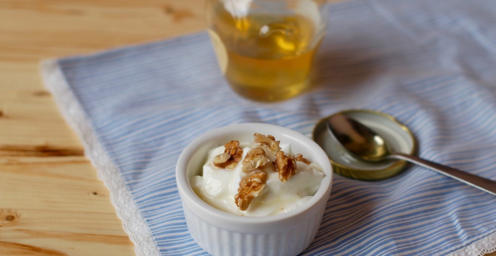 Yogurt greco con noci e miele d'acacia