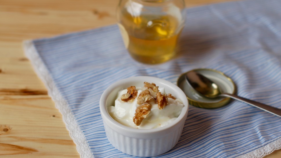 Yogurt greco con noci e miele d'acacia