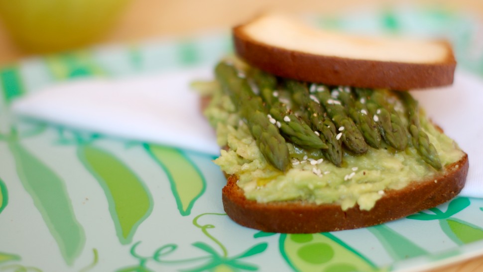 Sandwich gluten free con avocado e asparagi