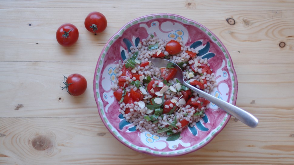 Insalata di orzo con pomodorini, rucola e mandorle