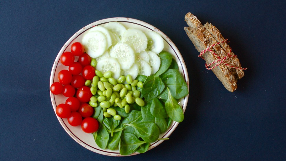 Insalata depurativa con cetrioli, edamame, pomodorini e spinacino