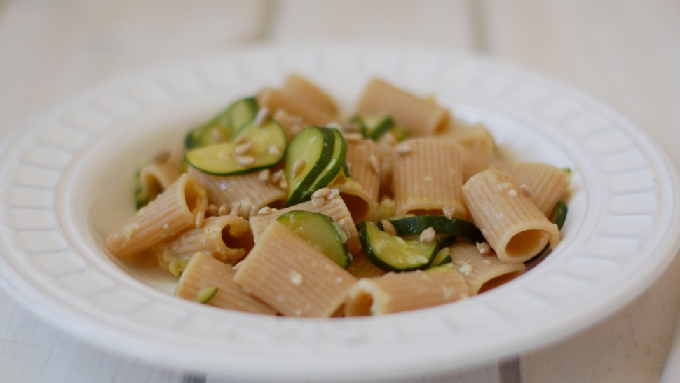 Rigatoni integrali con zucchine, semi di zucca e parmigiano