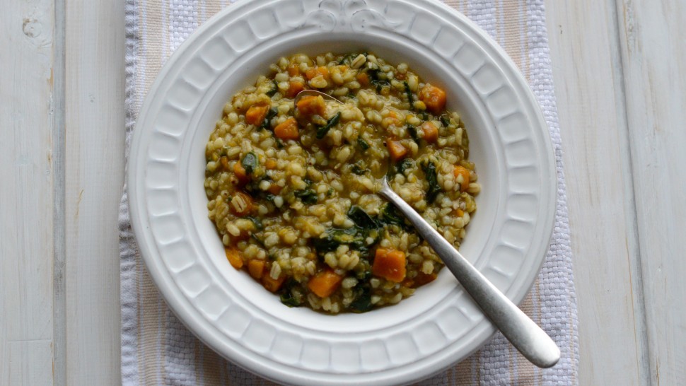 Zuppa di legumi con zucca e spinaci