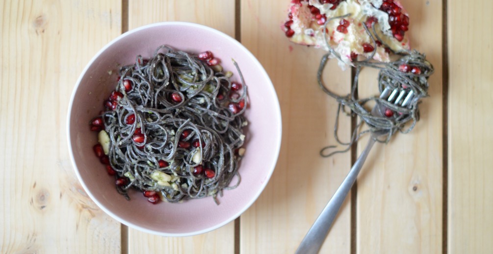 Organic black bean spaghetti con pesto di mandorle e melograno
