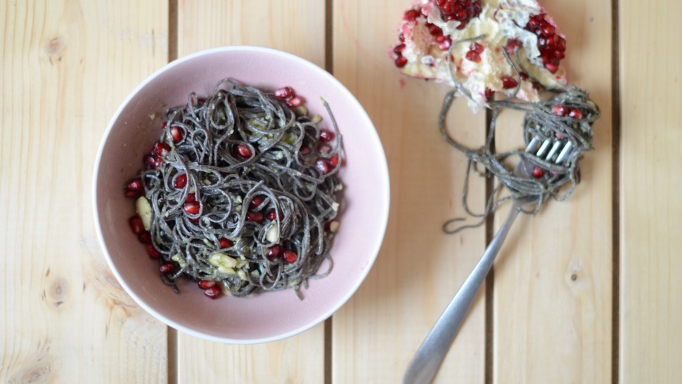 Organic black bean spaghetti con pesto di mandorle e melograno