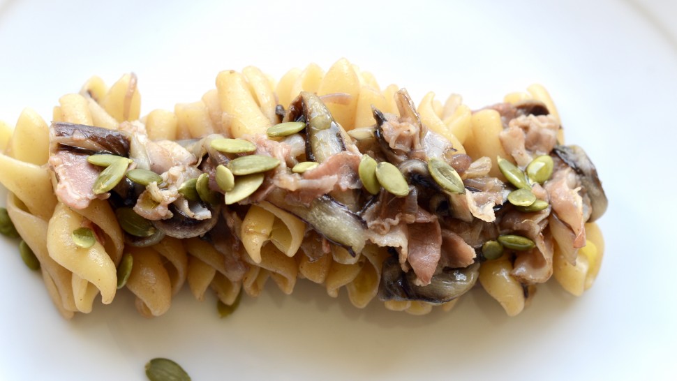 Trecce con radicchio, pancetta e semi di zucca